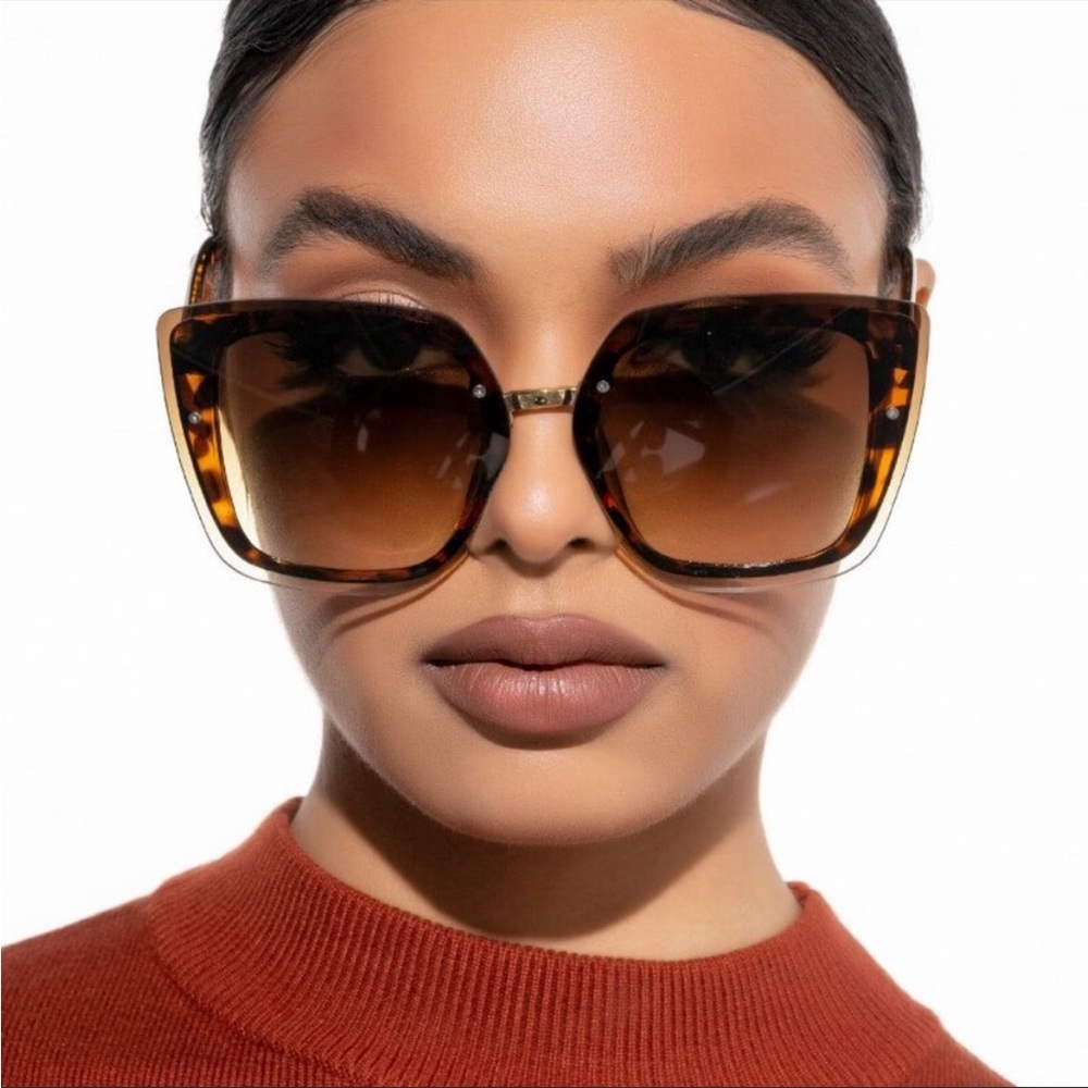 Callie Lives Tortoise Shell Square Sunglasses with Brown Gradient Lenses